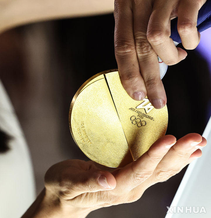 [베네치아=신화/뉴시스] 15일(현지 시간) 이탈리아 베네치아 그랑데 운하 팔라초 발비에서 2026년 밀라노·코르티나담페초 동계올림픽 금메달이 공개되고 있다. 2025.07.16.