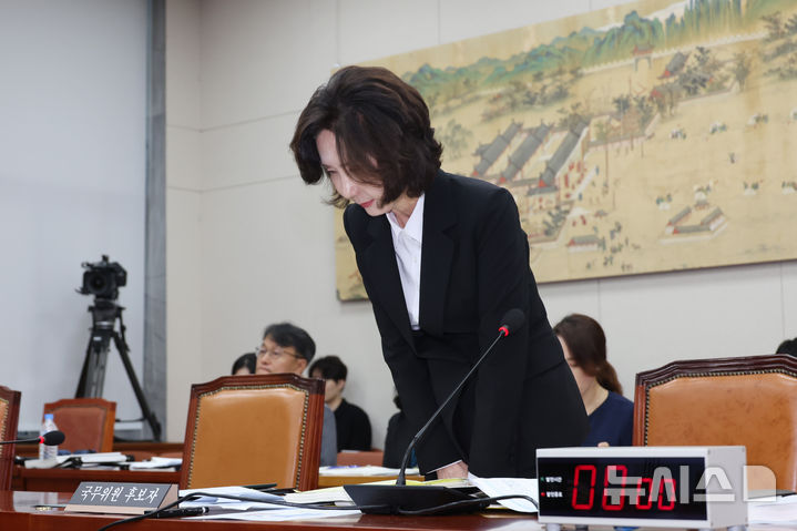 [서울=뉴시스] 고승민 기자 = 이진숙 사회부총리 겸 교육부 장관 후보자가 16일 서울 여의도 국회 교육위원회에서 열린 인사청문회에서 논문 등 불거진 의혹과 관련해 허리 숙여 사과하고 있다. 2025.07.16. kkssmm99@newsis.com