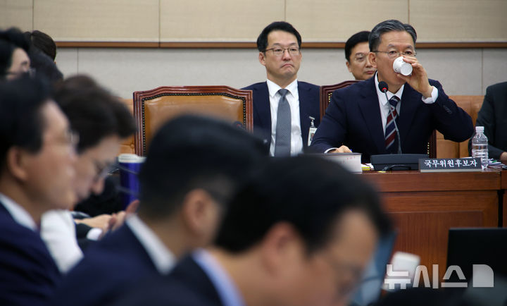 [서울=뉴시스] 김금보 기자 = 정성호 법무부 장관 후보자가 16일 서울 여의도 국회 법제사법위원회에서 열린 인사청문회에서 물을 마시고 있다. 2025.07.16. kgb@newsis.com