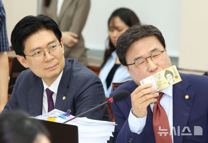 [서울=뉴시스] 고승민 기자 = 김대식 국민의힘 의원이 16일 서울 여의도 국회 교육위원회에서 열린 이진숙 사회부총리 겸 교육부 장관 후보자 인사청문회에서 신사임당 그림이 새겨진 오만원권 지폐를 들어 교육의 의미 등을 발언하며 질의하고 있다. 2025.07.16. kkssmm99@newsis.com