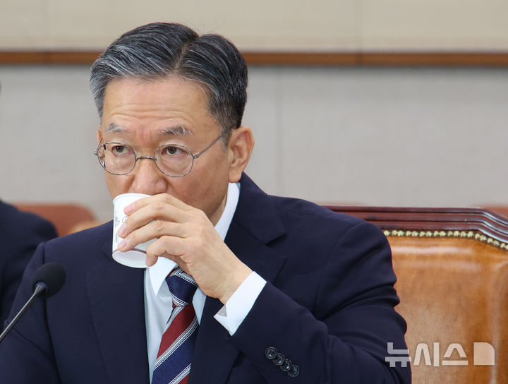 [서울=뉴시스] 김금보 기자 = 정성호 법무부 장관 후보자가 16일 서울 여의도 국회 법제사법위원회에서 열린 인사청문회에서 물을 마시고 있다. 2025.07.16. kgb@newsis.com