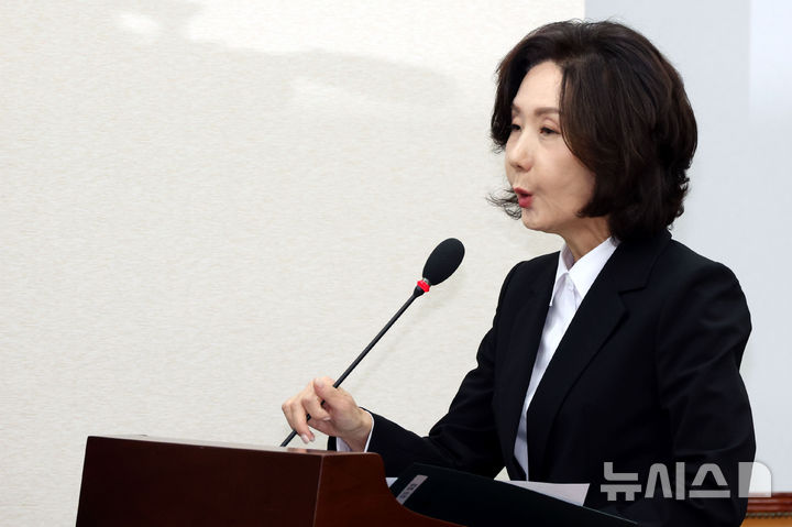 [서울=뉴시스] 조성봉 기자 = 이진숙 사회부총리 겸 교육부 장관 후보자가 16일 서울 여의도 국회 교육위원회에서 열린 인사청문회에서 모두 발언을 하고 있다. 2025.07.16. suncho21@newsis.com