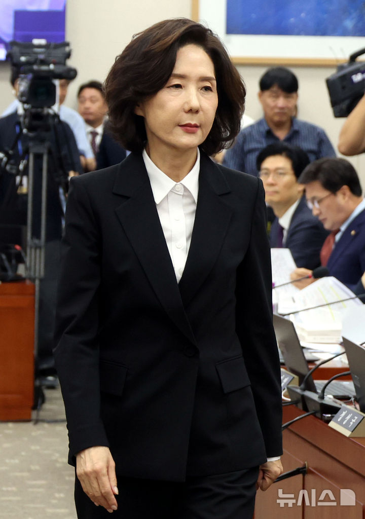 [서울=뉴시스] 조성봉 기자 = 이진숙 사회부총리 겸 교육부 장관 후보자가 16일 서울 여의도 국회 교육위원회에서 열린 인사청문회에서 김영호 교육위원장에게 선서문을 제출하고 자리로 돌아가고 있다. 2025.07.16. suncho21@newsis.com