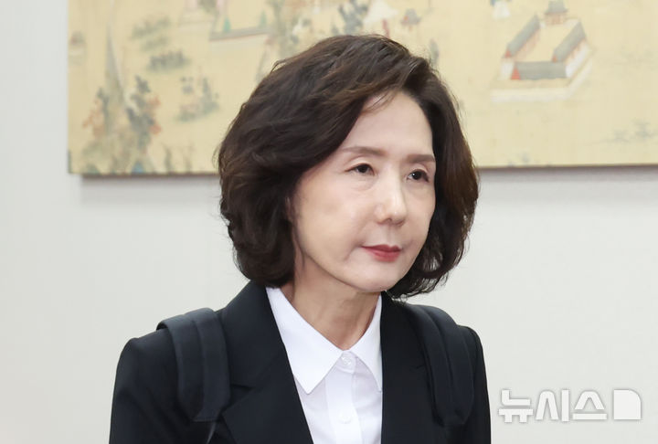 [서울=뉴시스] 고승민 기자 = 이진숙 사회부총리 겸 교육부 장관 후보자가 지난 16일 서울 여의도 국회 교육위원회에서 열린 인사청문회에서 오전 질의를 마친 뒤 회의장을 나서고 있다. 2025.07.16. kkssmm99@newsis.com