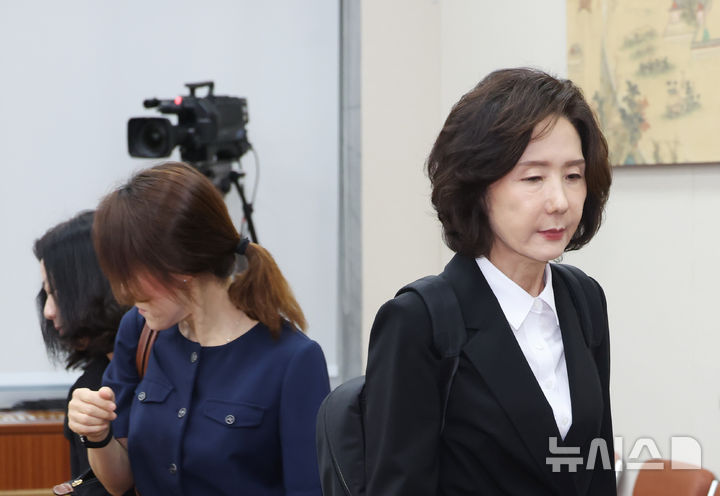 [서울=뉴시스] 고승민 기자 = 이진숙 사회부총리 겸 교육부 장관 후보자가 16일 서울 여의도 국회 교육위원회에서 열린 인사청문회에서 오전 질의를 마친 뒤 회의장을 나서고 있다. 2025.07.16. kkssmm99@newsis.com