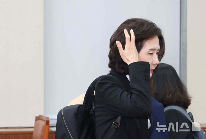 [서울=뉴시스] 고승민 기자 = 이진숙 사회부총리 겸 교육부 장관 후보자가 지난 16일 서울 여의도 국회 교육위원회에서 열린 인사청문회에서 오전 질의를 마친 뒤 회의장을 나서는 모습. 2025.07.16. kkssmm99@newsis.com
