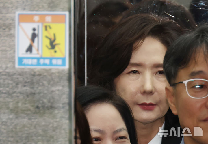 [서울=뉴시스] 고승민 기자 = 이진숙 사회부총리 겸 교육부 장관 후보자가 지난 16일 서울 여의도 국회 교육위원회에서 열린 인사청문회에서 오전 질의를 마친 뒤 엘리베이터에 탑승하고 있다. 2025.07.16. kkssmm99@newsis.com