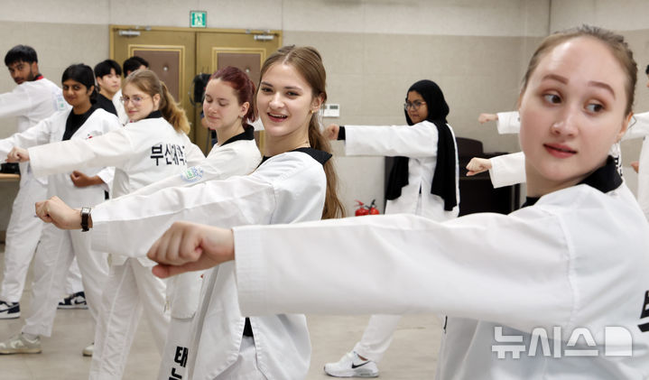 [부산=뉴시스] 하경민 기자 = '2025 부산대학교 서머 스쿨(PNU Summer School)'에 참가한 해외 대학 외국인 학생들이 16일 부산 금정구 부산대학교 학생회관에서 태권도를 배우고 있다. 대만·미국·벨기에·일본·프랑스 등 12개국 17개 해외 유수 명문대학에서 엄선된 50명의 외국인 학생들은 오는 8월1일까지 부산대에서 학점을 취득하면서 집중 한국어 강좌, 전통문화 체험, 지역 현장 학습, 산업체 견학, 문화교류 등에 참여한다. 2025.07.16. yulnetphoto@newsis.com