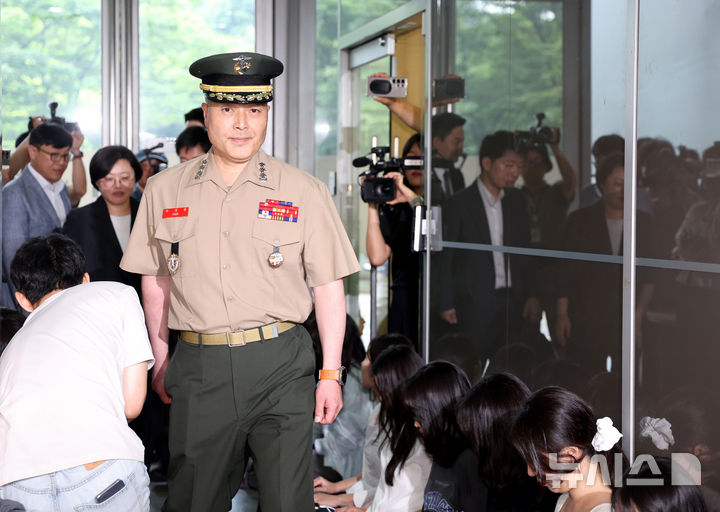 [서울=뉴시스] 김진아 기자 = 박정훈 해병대 수사단장(대령)이 순직사건 수사 당시 경위와 수사외압 의혹 관련 참고인 신분으로 16일 서울 서초구 순직해병 특검 사무실에 출석하고 있다. 2025.07.16. bluesoda@newsis.com