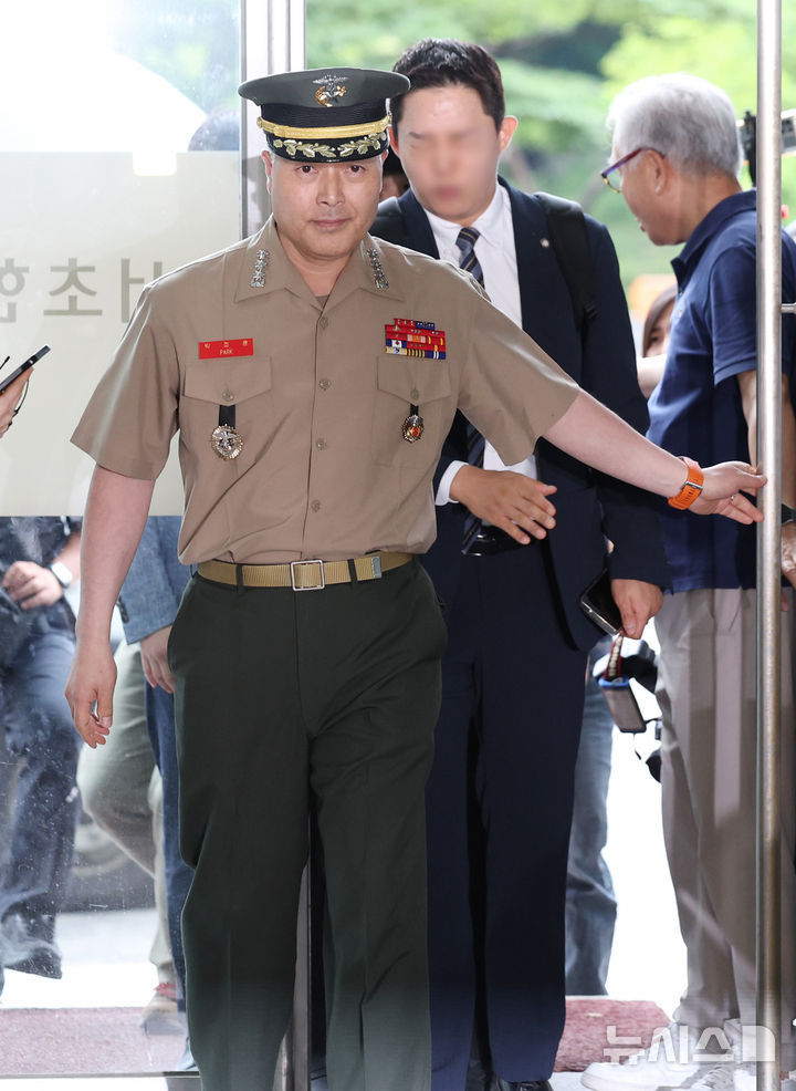 [서울=뉴시스] 김진아 기자 = 박정훈 해병대 수사단장(대령)이 순직사건 수사 당시 경위와 수사외압 의혹 관련 참고인 신분으로 16일 서울 서초구 순직해병 특검 사무실에 출석하고 있다. 2025.07.16. bluesoda@newsis.com