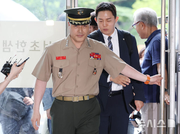 [서울=뉴시스] 김진아 기자 = 박정훈 해병대 수사단장(대령)이 순직사건 수사 당시 경위와 수사외압 의혹 관련 참고인 신분으로 16일 서울 서초구 순직해병 특검 사무실에 출석하고 있다. 2025.07.16. bluesoda@newsis.com