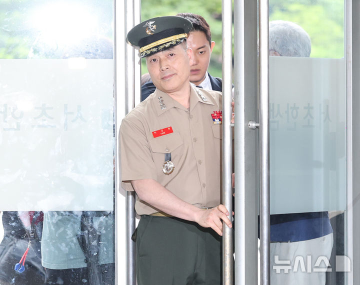 [서울=뉴시스] 김진아 기자 = 박정훈 해병대 수사단장(대령)이 순직사건 수사 당시 경위와 수사외압 의혹 관련 참고인 신분으로 16일 서울 서초구 순직해병 특검 사무실에 출석하고 있다. 2025.07.16. bluesoda@newsis.com