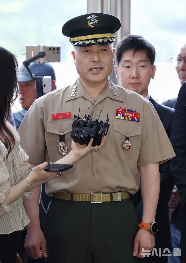 [서울=뉴시스] 김진아 기자 = 박정훈 해병대 수사단장(대령)이 순직사건 수사 당시 경위와 수사외압 의혹 관련 참고인 신분으로 16일 서울 서초구 순직해병 특검 사무실에 출석하던 중 취재진의 질문에 답하고 있다. 2025.07.16. bluesoda@newsis.com