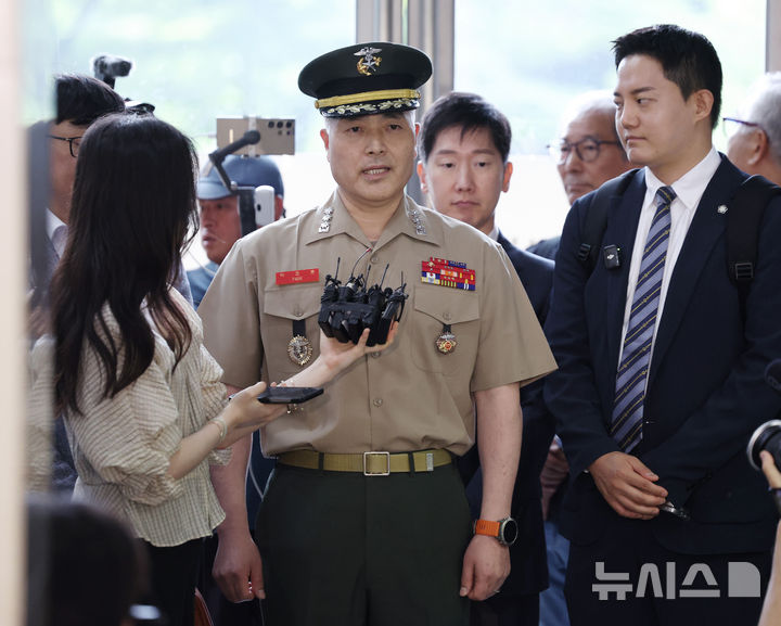 [서울=뉴시스] 김진아 기자 = 박정훈 해병대 수사단장(대령)이 순직사건 수사 당시 경위와 수사외압 의혹 관련 참고인 신분으로 16일 서울 서초구 순직해병 특검 사무실에 출석하던 중 취재진의 질문에 답하고 있다. 2025.07.16. bluesoda@newsis.com