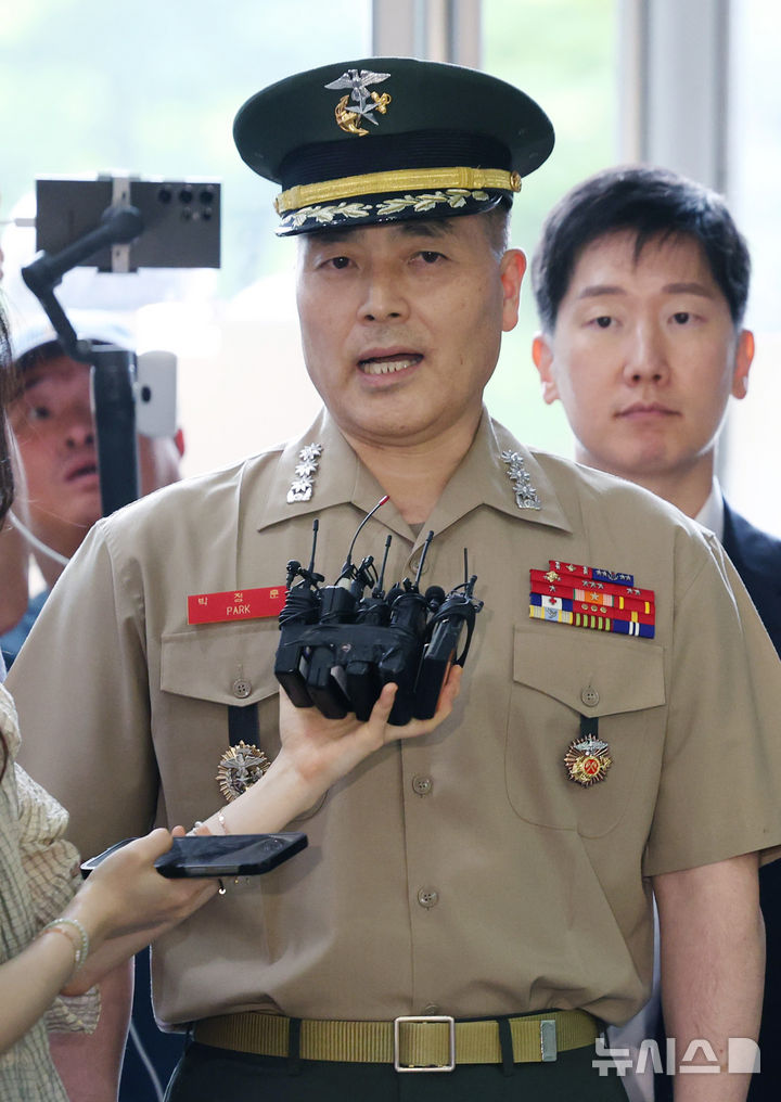 [서울=뉴시스] 김진아 기자 = 박정훈 해병대 수사단장(대령)이 순직사건 수사 당시 경위와 수사외압 의혹 관련 참고인 신분으로 16일 서울 서초구 순직해병 특검 사무실에 출석하던 중 취재진의 질문에 답하고 있다. 2025.07.16. bluesoda@newsis.com