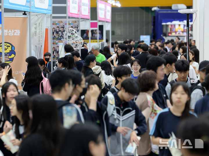 [서울=뉴시스] 배훈식 기자 = 2025 서울진로직업박람회가 개막한 지난해 7월 16일 오후 서울 서초구 aT센터 박람회장을 찾은 학생들이 다양한 직업 체험활동을 하고 있다. 2025.07.16. dahora83@newsis.com