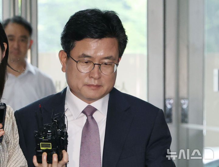 [서울=뉴시스] 김진아 기자 = 강의구 전 대통령비서실 부속실장이 16일 서울 서초구 순직해병 특검 사무실에 참고인 신분으로 출석하고 있다. 2025.07.16. bluesoda@newsis.com