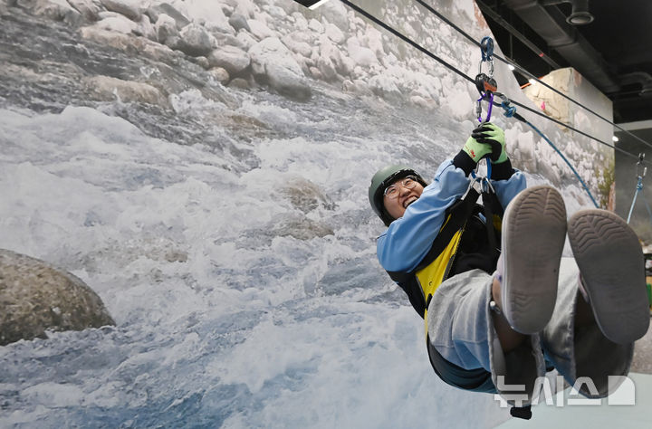 [오산=뉴시스] 김종택 기자 = 본격적인 휴가철을 앞두고 16일 경기 오산시 경기도 국민안전체험관에서 학생들이 물놀이 등으로 인한 안전사고 예방을 위해 계곡고립 탈출 체험을 하고 있다. 2025.07.16. jtk@newsis.com