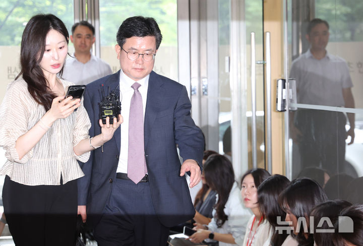 [서울=뉴시스] 김진아 기자 = 강의구 전 대통령비서실 부속실장이 16일 서울 서초구 순직해병 특검 사무실에 참고인 신분으로 출석하고 있다. 2025.07.16. bluesoda@newsis.com