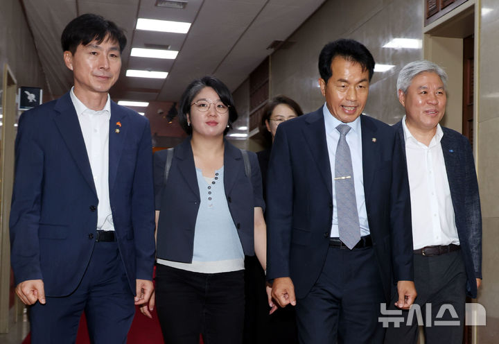 [서울=뉴시스] 조성봉 기자 = 서왕진(오른쪽부터) 조국혁신당 원내대표, 윤종오 진보당 원내대표, 용혜인 기본소득당 대표, 한창민 사회민주당 대표가 16일 오후 서울 여의도 국회의장 집무실에서 열린 국회의장-진보개혁4당 원내대표 면담에 참석하고 있다. 2025.07.16. suncho21@newsis.com