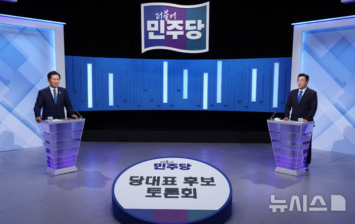 [서울=뉴시스] 국회사진기자단 = 정청래·박찬대(오른쪽) 더불어민주당 당대표 후보가 지난 16일 서울 양천구 목동 SBS에서 열린 TV토론회 준비를 하고 있다. 2025.07.16. photo@newsis.com