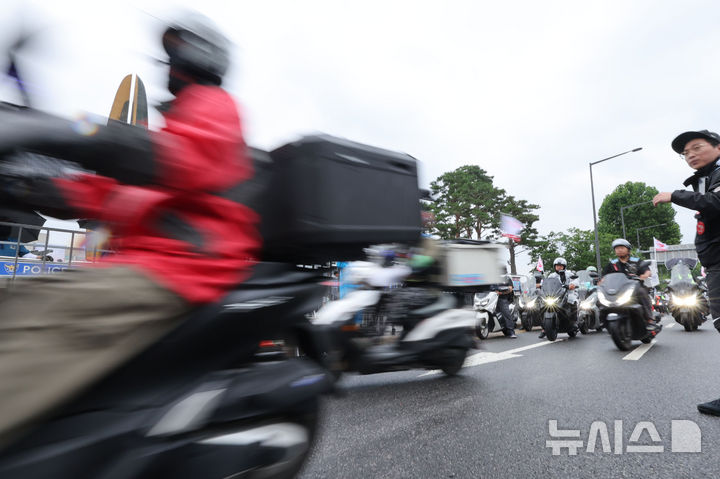[서울=뉴시스] 권창회 기자 = 배달플랫폼노조 조합원과 배달라이더들. 2025.07.16. kch0523@newsis.com