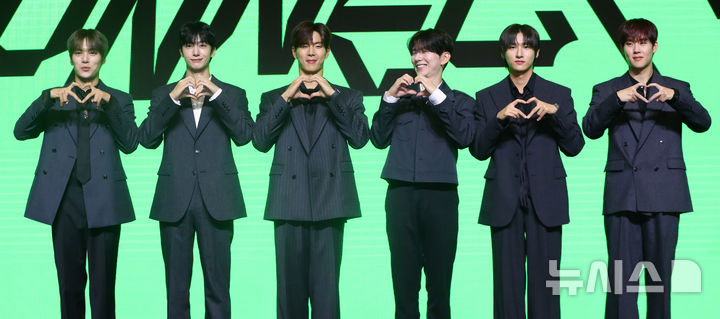 [서울=뉴시스] 김혜진 기자 =&nbsp; 그룹 몬스타엑스(왼쪽부터 민혁, 형원, 셔누, 기현, 아이엠, 주헌)가 16일 오후 서울 영등포구 콘래드 호텔에서 열린 몬스타엑스 데뷔 10주년 기념 기자간담회에서 포즈를 취하고 있다. 2025.07.16. jini@newsis.com