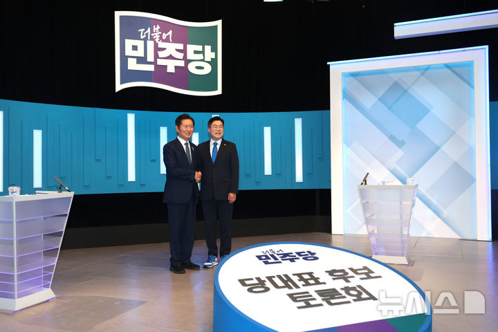 [서울=뉴시스] 국회사진기자단 = 정청래·박찬대(오른쪽) 더불어민주당 당대표 후보가 16일 서울 양천구 목동 SBS에서 열린 TV토론회에 앞서 기념촬영을 하고 있다. 2025.07.16. photo@newsis.com  