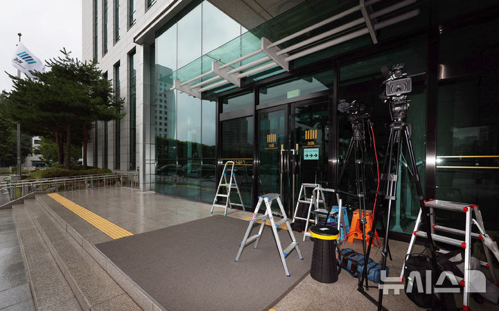 [서울=뉴시스] 조성우 기자 =12·3 비상계엄 관련 내란·외환 혐의를 수사하는 내란 특검이 윤석열 전 대통령에게 24일 소환을 통보했다. 사진은 서울 서초구 서울고등검찰청 앞에 취재진 장비가 놓여 있는 모습. 2025.07.16. xconfind@newsis.com