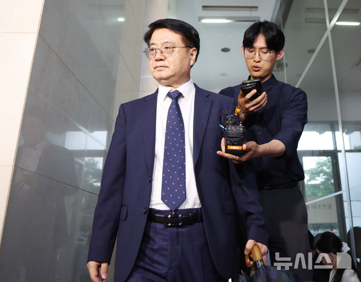 [서울=뉴시스] 김진아 기자 = 채상병 사고 당시 경북경찰청장을 맡았던 최주원 경찰청 미래치안정책국장(치안감)이 16일 서울 서초구 순직해병 특검 사무실에 피고인 신분으로 출석하고 있다. 2025.07.16. bluesoda@newsis.com