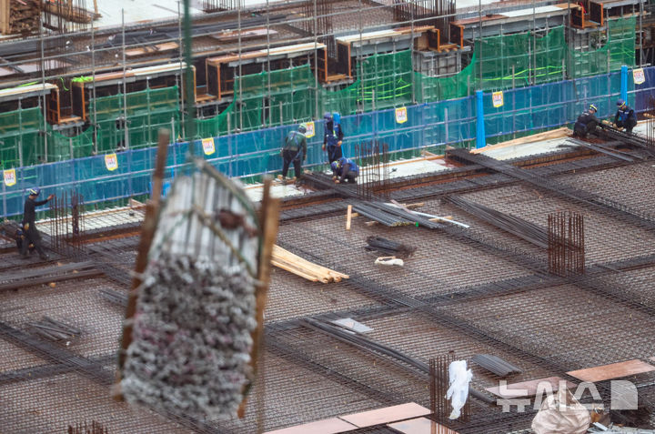 [서울=뉴시스] 황준선 기자 = 사진은 지난 7월 16일 서울 시내 한 공사현장에서 근로자들이 업무를 하고 있는 모습. 2025.07.16. hwang@newsis.com