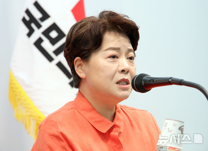 [서울=뉴시스] 김금보 기자 = 윤희숙 국민의힘 혁신위원회 위원장이 16일 서울 여의도 당사에서 열린 기자간담회에서 발언을 하고 있다. 2025.07.16. kgb@newsis.com