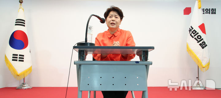 [서울=뉴시스] 김금보 기자 = 윤희숙 국민의힘 혁신위원회 위원장이 16일 서울 여의도 당사에서 열린 기자간담회에서 발언을 하고 있다. 2025.07.16. kgb@newsis.com