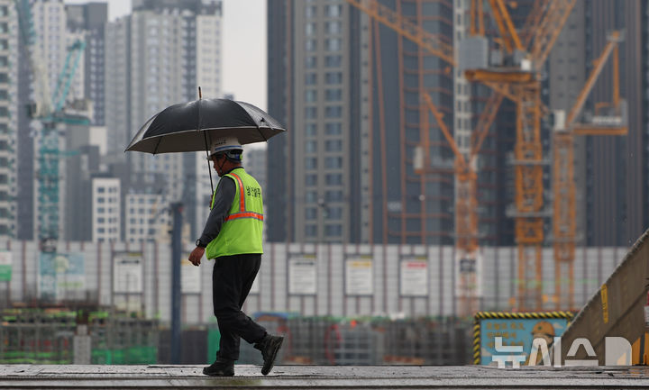 [서울=뉴시스] 황준선 기자 = 서울 시내 한 공사현장에서 근로자들이 이동하고 있다. 2025.07.16. hwang@newsis.com