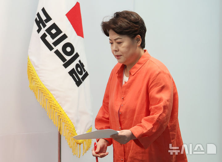 [서울=뉴시스] 김금보 기자 = 윤희숙 국민의힘 혁신위원회 위원장이 16일 서울 여의도 당사에서 열린 기자간담회에 참석하고 있다. 2025.07.16. kgb@newsis.com