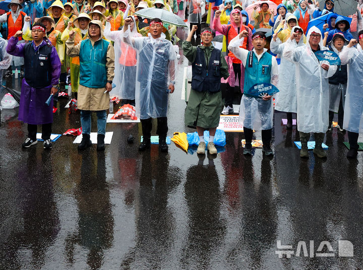[서울=뉴시스] 김선웅 기자 = 전국민주노동조합총연맹(민주노총)이 지난 16일 서울 여의도 국회의사당 앞에서 2025 총파업 대회를 열고 노조법 2·3조 개정, 윤석열 정부 반 노동정책 폐기, 노·정 교섭 쟁취 등을 촉구하고 있다. 2025.07.16. mangusta@newsis.com