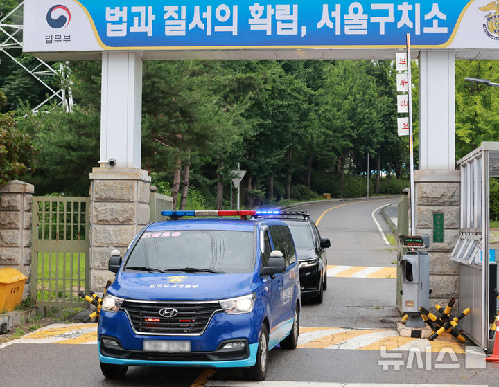 [의왕=뉴시스] 이영환 기자 = 내란 특검팀(특별검사 조은석)이 재구속 이후 소환조사에 불응하고 있는 윤석열 전 대통령에 대해 3차 강제 구인에 나선 16일 경기 의왕시 서울구치소에서 호송차량이 나오고 있다.  한편 윤 전 대통령 변호인단은 이날 오전 서울중앙지법에 구속적부심을 청구했으며 법조계에 따르면 서울중앙지법 형사9-2부(부장판사 류창성·정혜원·최보원)는 오는 18일 오전 10시30분 서관 321호에서 윤 전 대통령의 구속적부심을 연다. 2025.07.16. 20hwan@newsis.com