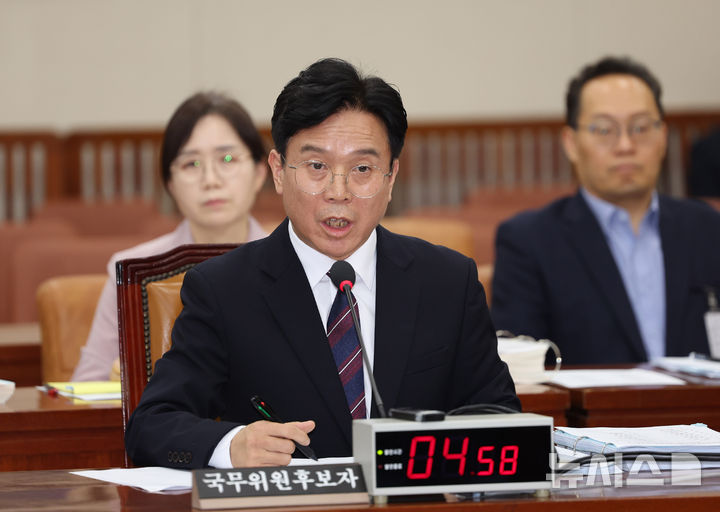 [서울=뉴시스] 김명년 기자 = 김영훈 고용노동부 장관 후보자가 16일 오전 서울 여의도 국회 환경노동위원회에서 열린 인사청문회에서 질의에 답하고 있다. 2025.07.16. kmn@newsis.com