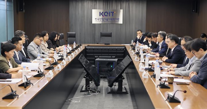 [서울=뉴시스] 문신학 산업통상자원부 1차관이 16일 서울 중구 대한상공회의소에서 열린 제조업 AI대전환(AX) 관계부처 합동회의에서 발언하고 있다. (사진=산업통상자원부 제공) 2025.07.16. photo@newsis.com *재판매 및 DB 금지