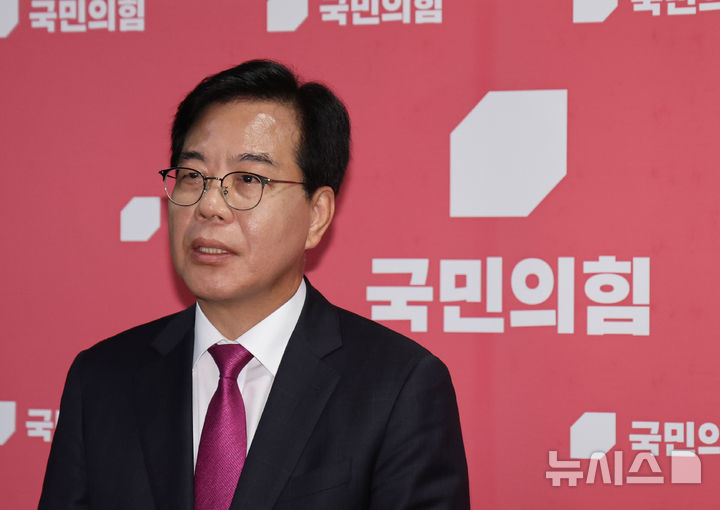 [서울=뉴시스] 김명년 기자 = 송언석 국민의힘 비상대책위원장 겸 원내대표가 16일 오후 서울 여의도 국회에서 윤희숙 혁신위원장의 '인적쇄신 대상' 발언 관련 입장을 밝히고 있다. 2025.07.16. kmn@newsis.com