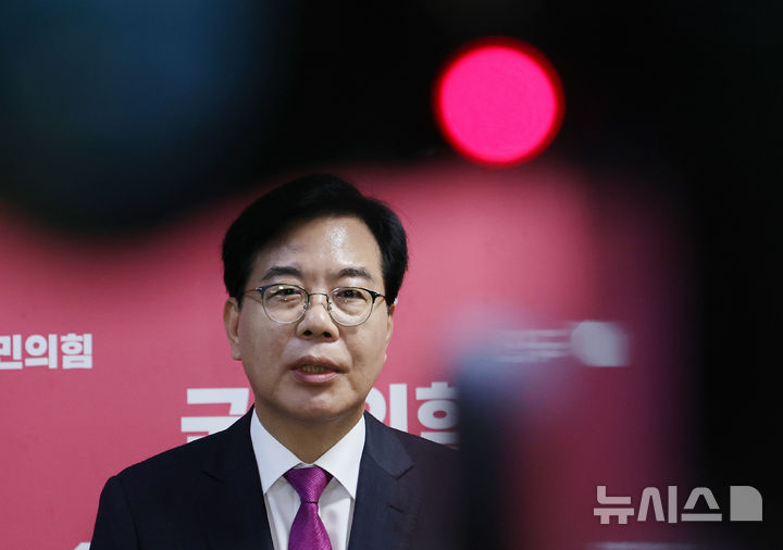 [서울=뉴시스] 김명년 기자 = 송언석 국민의힘 비상대책위원장 겸 원내대표가 16일 오후 서울 여의도 국회에서 윤희숙 혁신위원장의 '인적쇄신 대상' 발언 관련 입장을 밝히고 있다. 2025.07.16. kmn@newsis.com