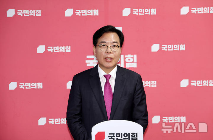 [서울=뉴시스] 김명년 기자 = 송언석 국민의힘 비상대책위원장 겸 원내대표가 16일 오후 서울 여의도 국회에서 윤희숙 혁신위원장의 '인적쇄신 대상' 발언 관련 입장을 밝히고 있다. 2025.07.16. kmn@newsis.com