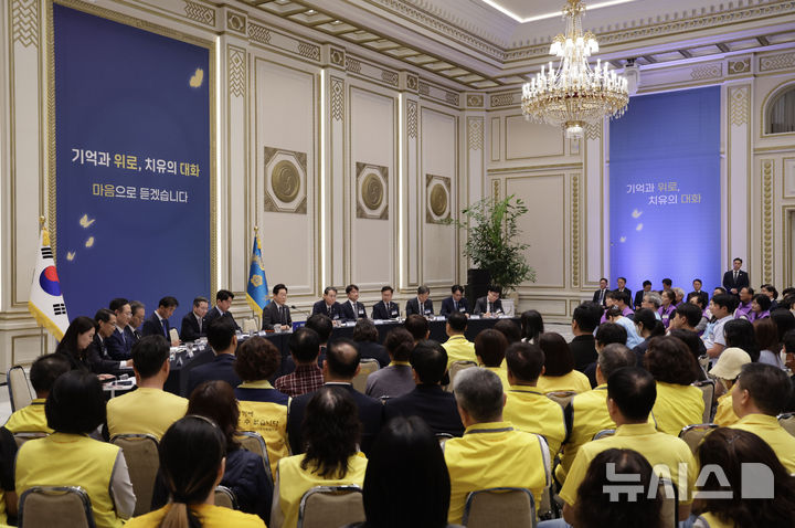 [서울=뉴시스] 최동준 기자 = 이재명 대통령이 16일 청와대 영빈관에서 열린 '기억과 위로, 치유의 대화' 사회적 참사 유가족과 간담회에서 발언하고 있다. 2025.07.16. photocdj@newsis.com