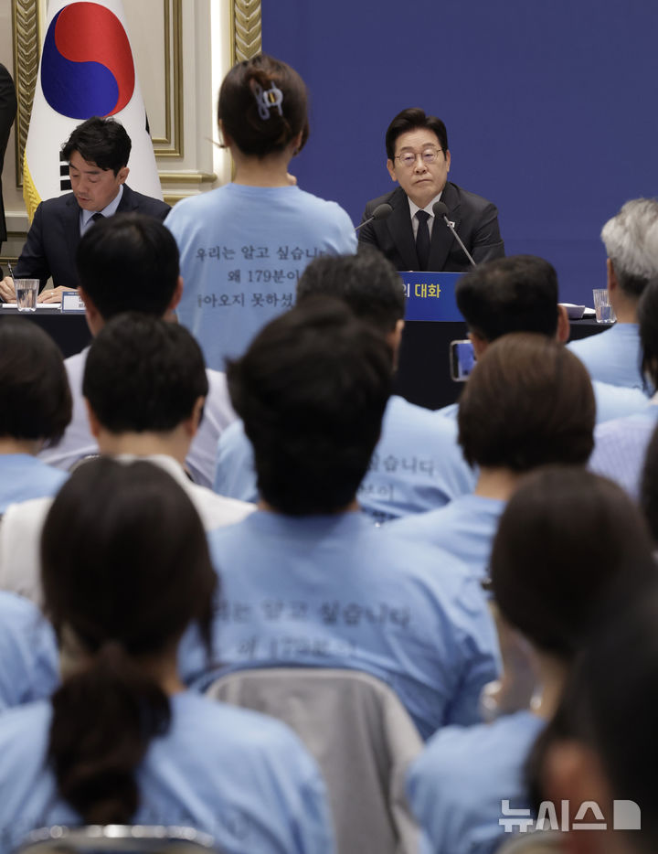 [서울=뉴시스] 최동준 기자 = 이재명 대통령이 16일 청와대 영빈관에서 열린 '기억과 위로, 치유의 대화' 사회적 참사 유가족과 간담회에서 제주항공 여객기 참사 유가족의 발언을 듣고 있다. 2025.07.16. photocdj@newsis.com