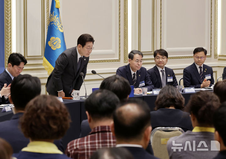 [서울=뉴시스] 최동준 기자 = 이재명 대통령이 16일 청와대 영빈관에서 열린 '기억과 위로, 치유의 대화' 사회적 참사 유가족과 간담회에서 참사 유가족들에게 고개숙여 인사하고 있다. 2025.07.16. photocdj@newsis.com