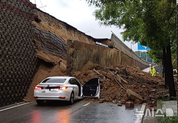'운전자 사망 오산 옹벽 붕괴' 이권재 시장 입건