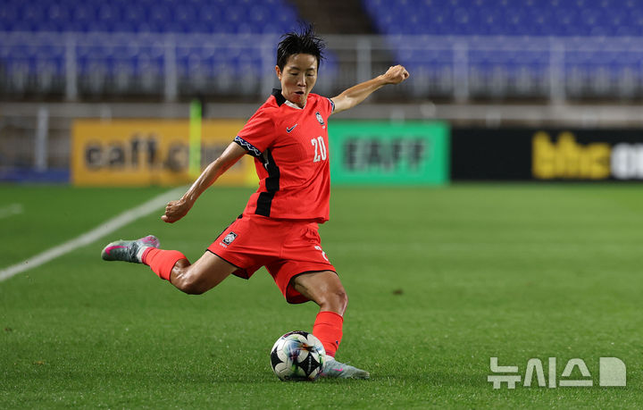 [수원=뉴시스] 김선웅 기자 = 16일 경기 수원시 수원월드컵경기장에서 열린 2025 동아시아축구연맹(EAFF) E-1 챔피언십(동아시안컵) 여자부 대한민국 vs 대만 경기, 김혜리가 슛을 하고 있다. 2025.07.16. mangusta@newsis.com