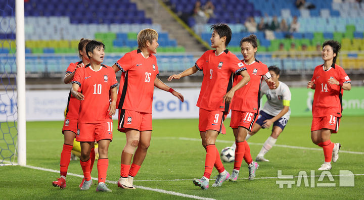 [수원=뉴시스] 김선웅 기자 = 16일 경기 수원시 수원월드컵경기장에서 열린 2025 동아시아축구연맹(EAFF) E-1 챔피언십(동아시안컵) 여자부 대한민국 vs 대만 경기, 패널티킥으로 득점에 성공한 지소연과 선수들이 기뻐하고 있다. 2025.07.16. mangusta@newsis.com