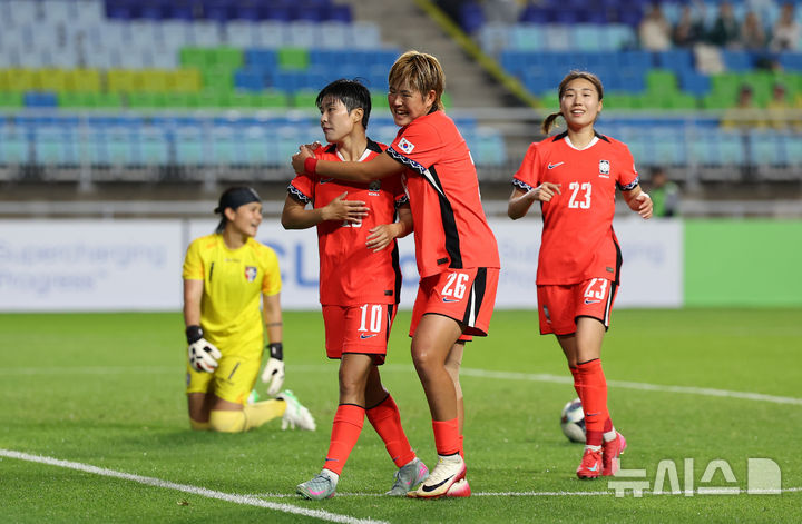 [수원=뉴시스] 김선웅 기자 = 16일 경기 수원시 수원월드컵경기장에서 열린 2025 동아시아축구연맹(EAFF) E-1 챔피언십(동아시안컵) 여자부 대한민국 vs 대만 경기, 페널티킥으로 득점에 성공한 지소연과 선수들이 기뻐하고 있다. 2025.07.16. mangusta@newsis.com