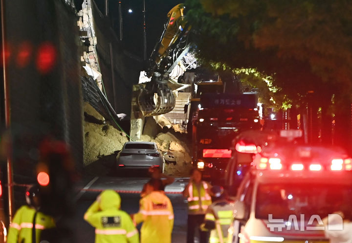 [오산=뉴시스] 김종택 기자 = 수도권 등 중부지역에 호우주의보가 발효된 16일 오후 경기 오산시 가장교차로 고가도로 옹벽이 무너져 소방관들이 매몰된 차량을 구조작업하고 있다. 2025.07.16. jtk@newsis.com